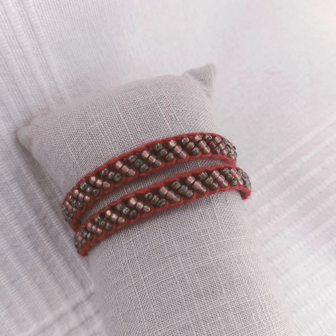 Bracelet tricotin et perles rouge