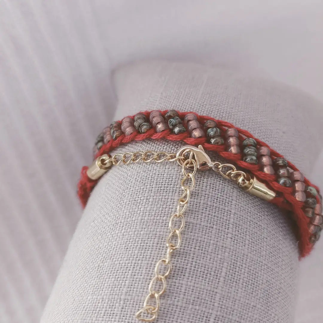 Bracelet tricotin et perles rouge