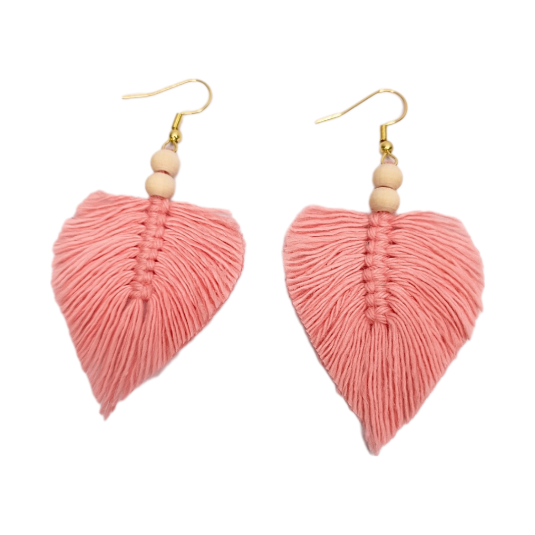 boucles d'oreilles pendantes feuilles rose. macramé