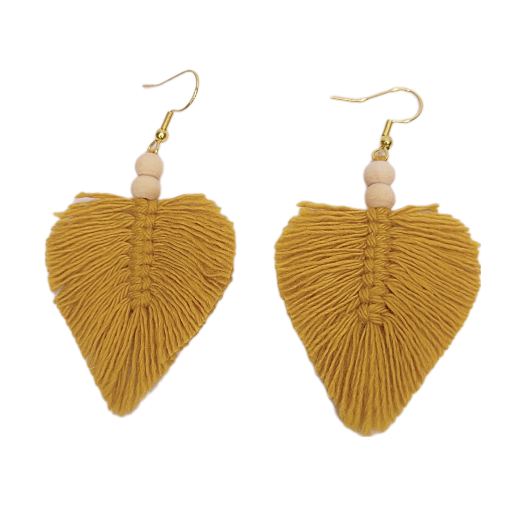 boucles d'oreilles plumes pendantes. Faites à la main.