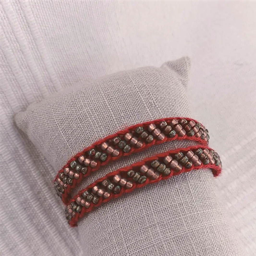 Bracelet tricotin et perles rouge