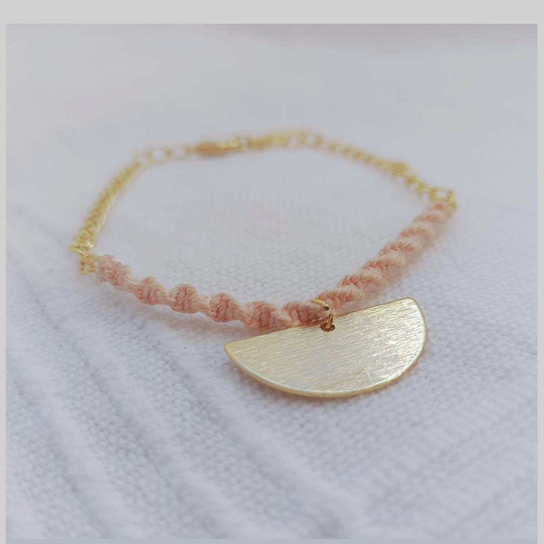 bracelet chaine, torsade rose. Féminité, demi-lune. Douceur