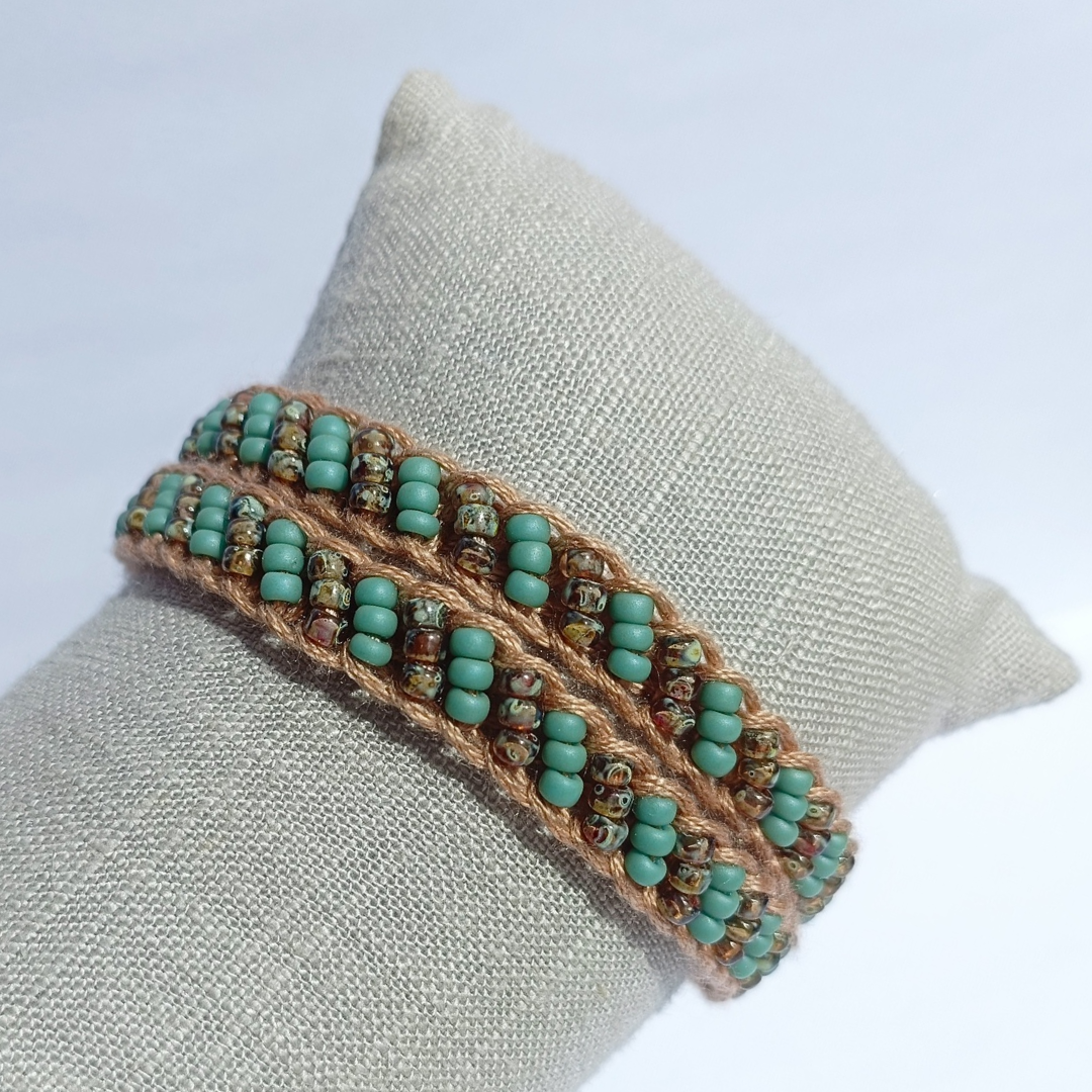Beige knitted bracelet and pearls