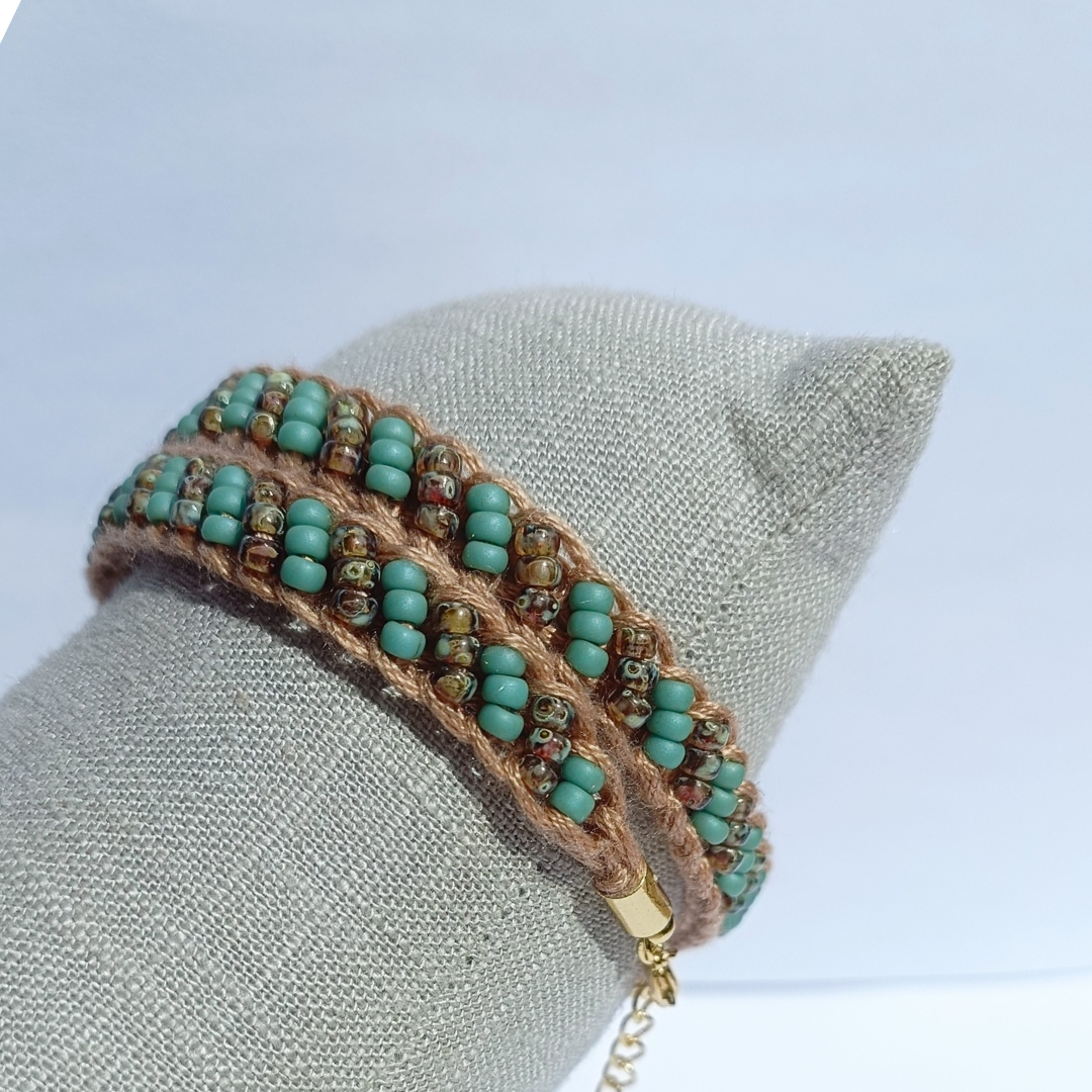 Beige knitted bracelet and pearls