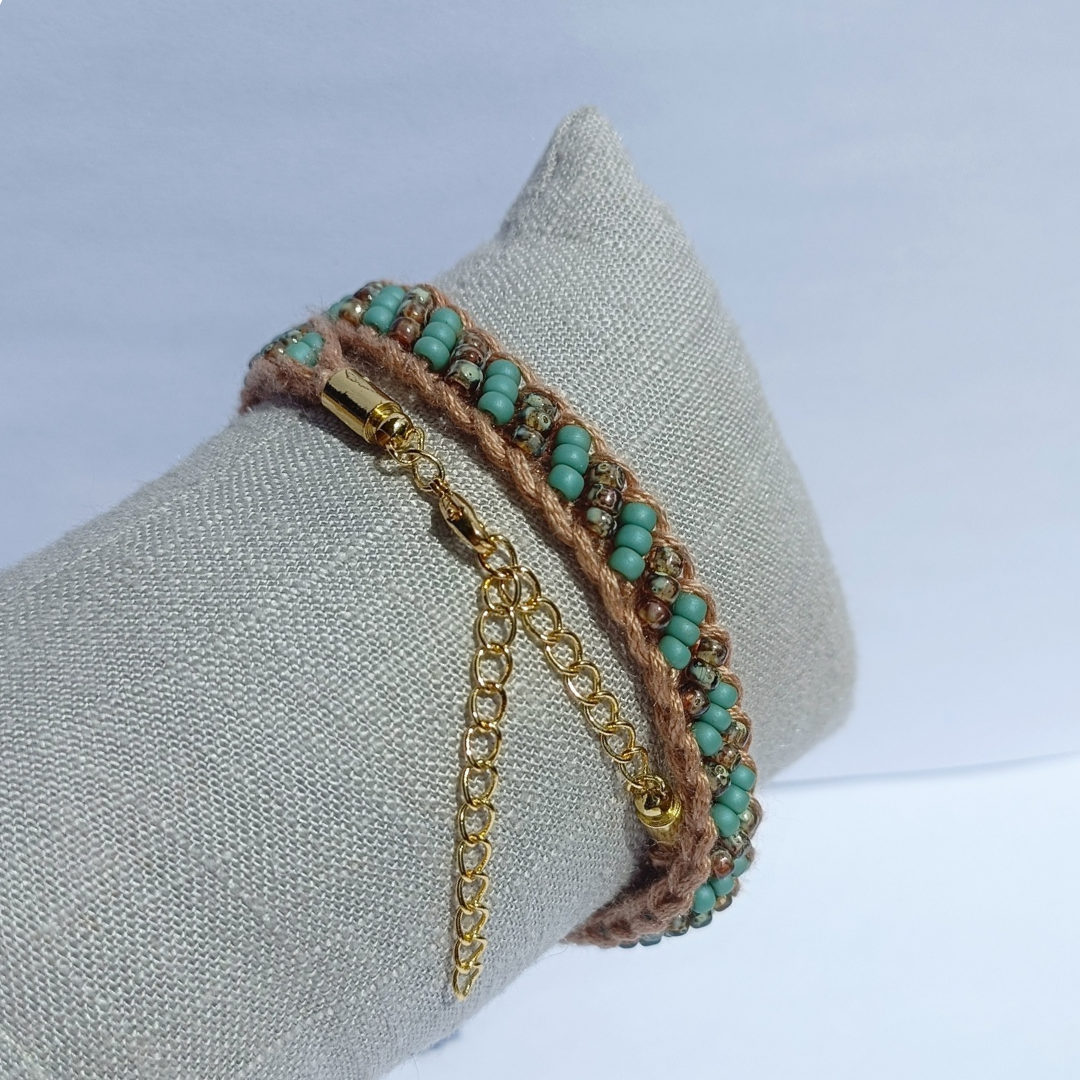 Beige knitted bracelet and pearls