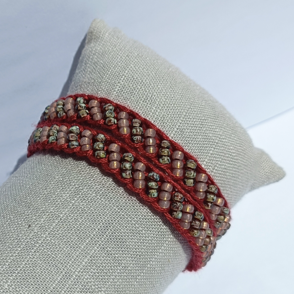 Bracelet tricotin et perles rouge