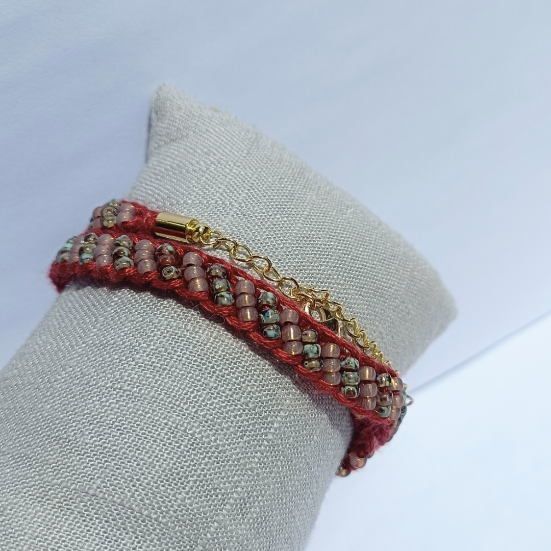 Bracelet tricotin et perles rouge