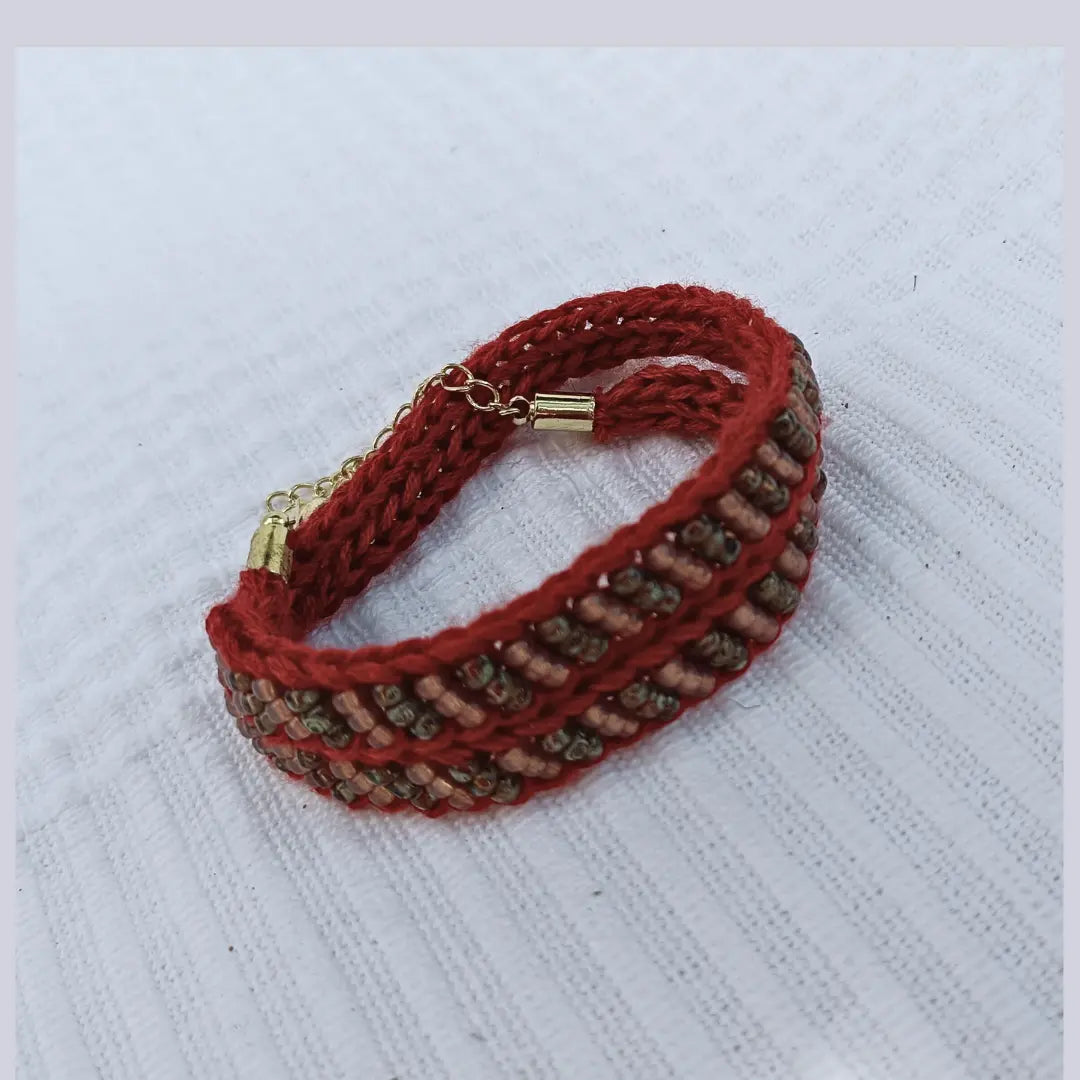 Bracelet tricotin et perles rouge