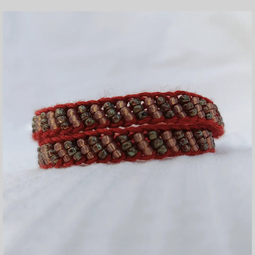 bracelet tricotin et perles, rouge. deux tours