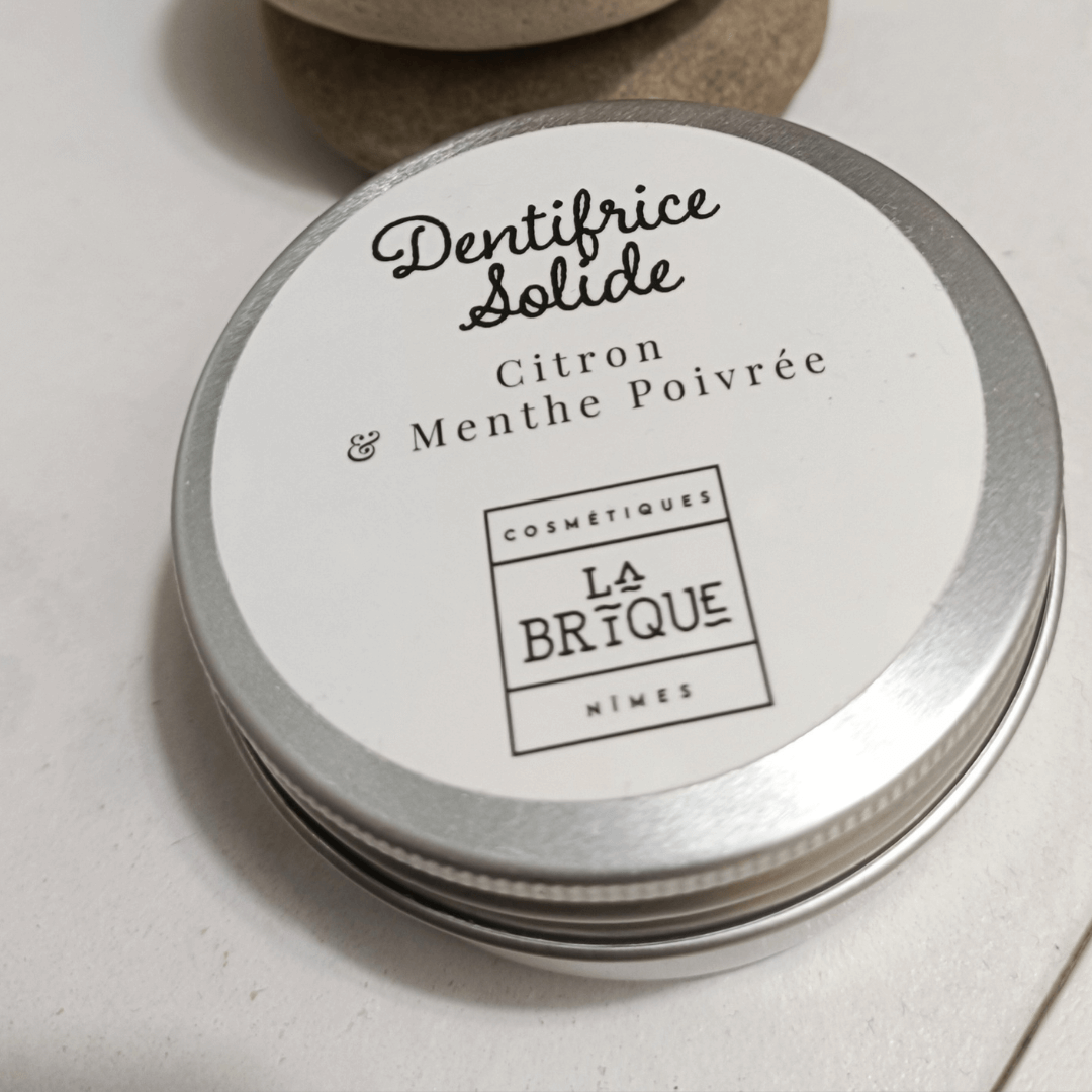 cosmétiques biologiques. Dentifrice solide, aux huiles essentielles, moussant.