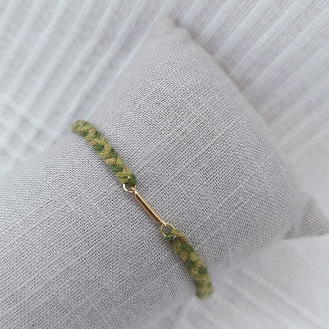 Bracelet tresse vert, intercalaire doré à l'or fin 