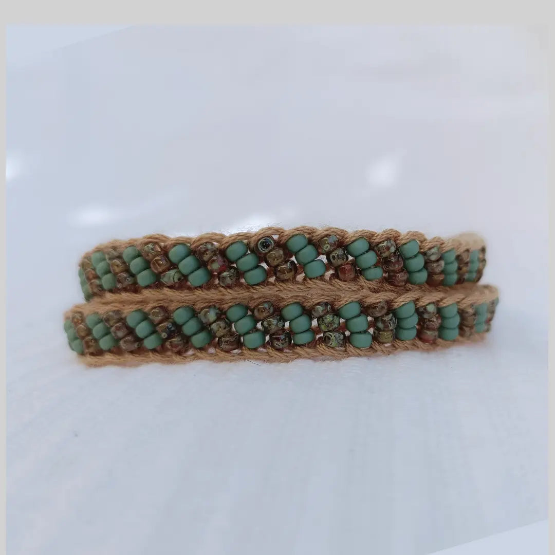 bracelet deux tours en tricotin. beige et bleu